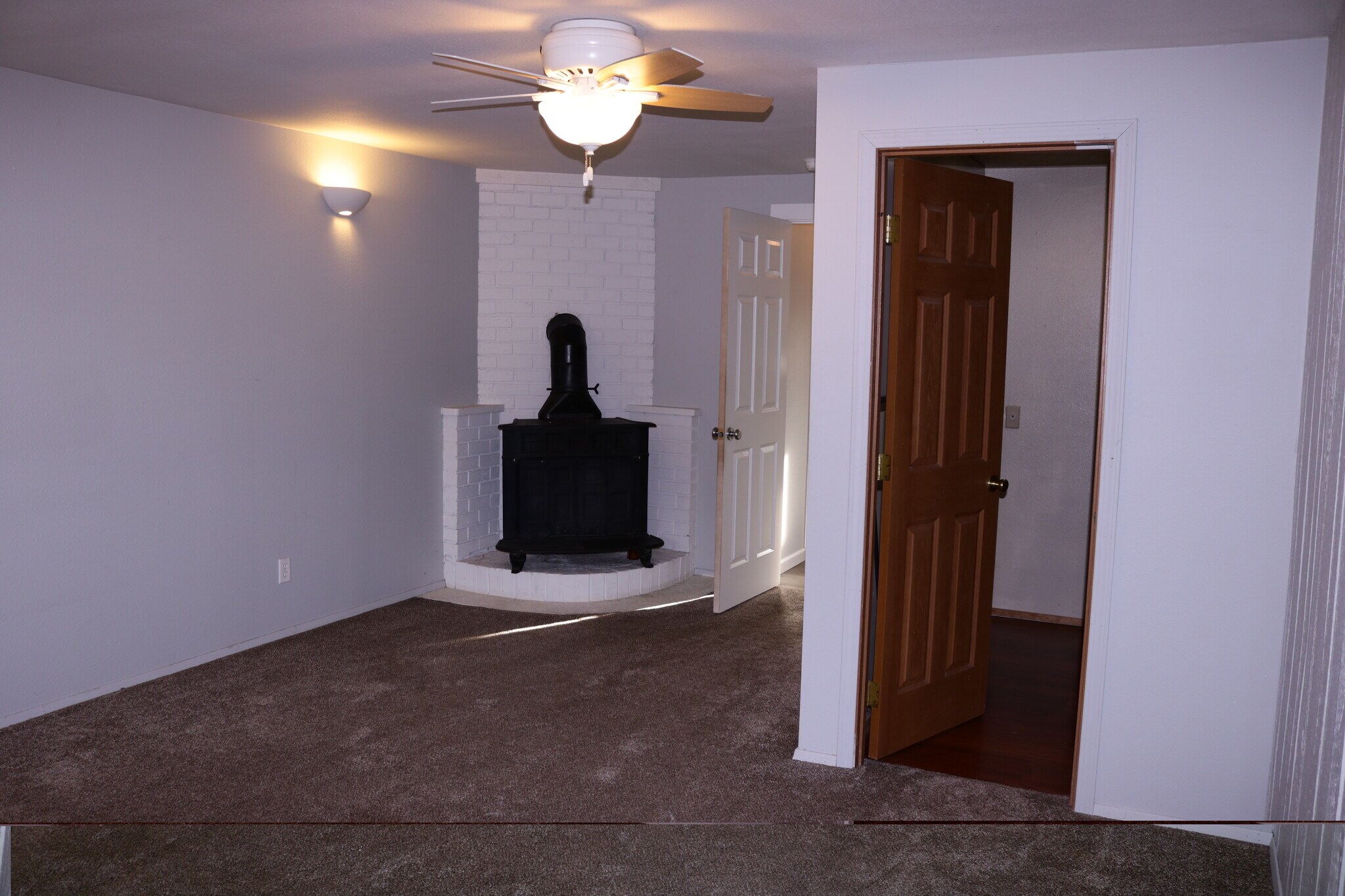 Building Photo - 15906 Elm St E