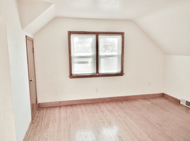 Building Photo - 4 Bed / 2 Bath Single Family Home