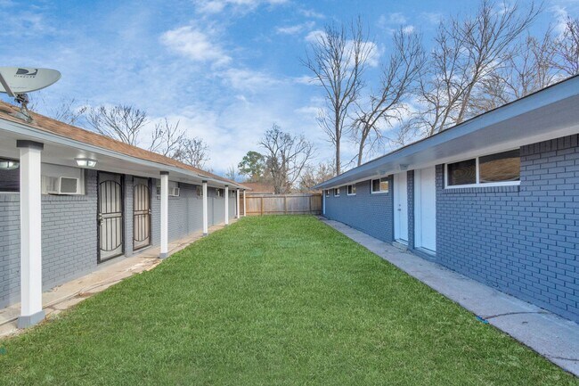 Building Photo - NICE 2 BEDROOM 1 BATH WITH 1600 SF