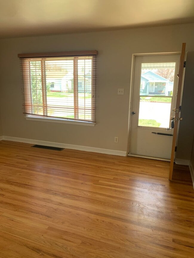 Building Photo - 2 BEDROOMS PLUS 2 BONUS ROOMS, 2 BATHROOM SINGLE FAMILY HOME WITH 1 CAR GARAGE