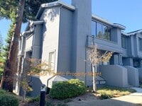 Building Photo - Updated Townhome in Sought After Walnut Creek Community ! Close To Restaurants & Shops !