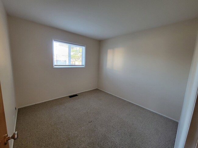 Building Photo - 4 bed, 2 bath, 2 car garage