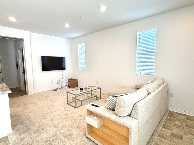 Building Photo - Almost BRAND NEW end unit Townhome in Winchester for Rent