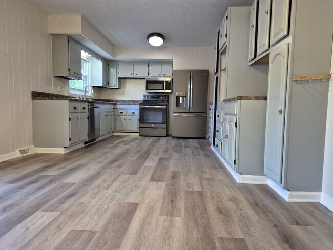 Building Photo - 3 or 4 Bedroom / 2 Bath Home   Kingsport TN