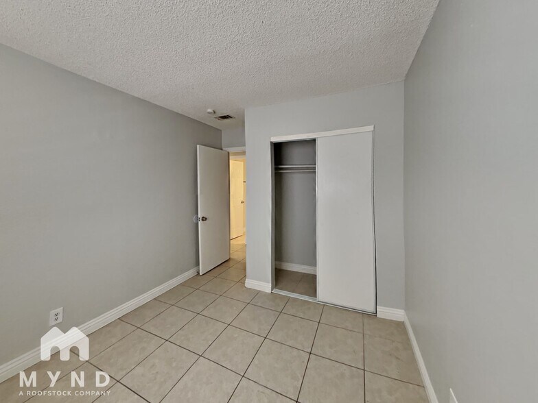 Building Photo - 893 W Carey Ave