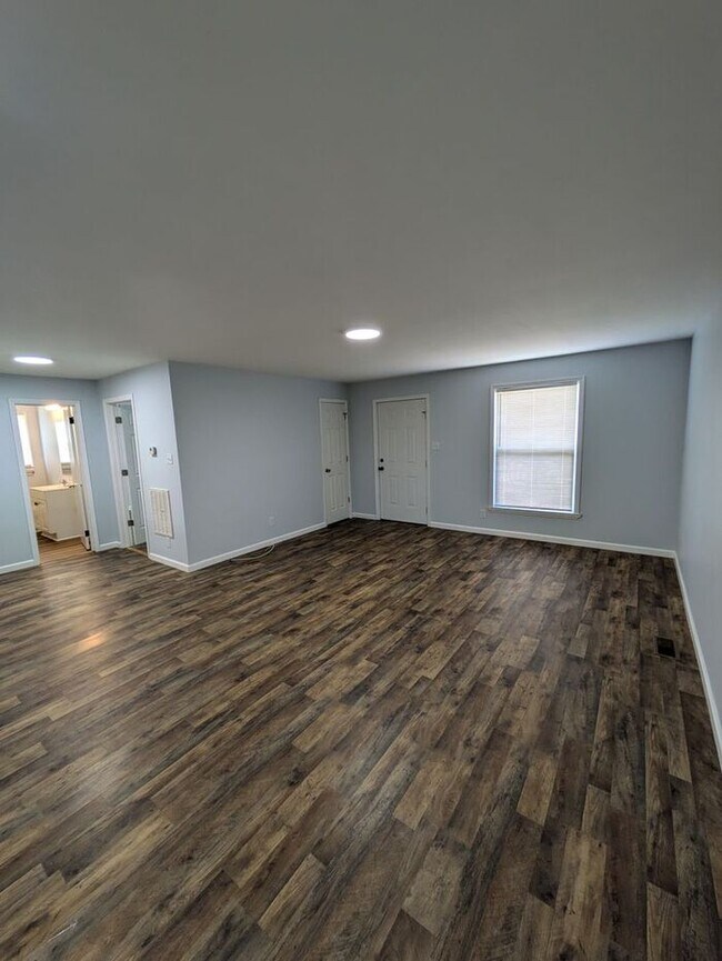 Building Photo - 2BD/1BA Duplex in Newton