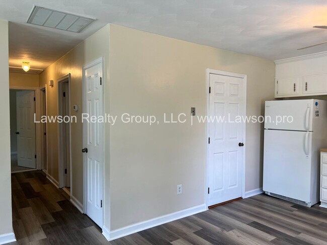 Building Photo - Cozy and Clean on a Cul De Sac-Move In Ready!