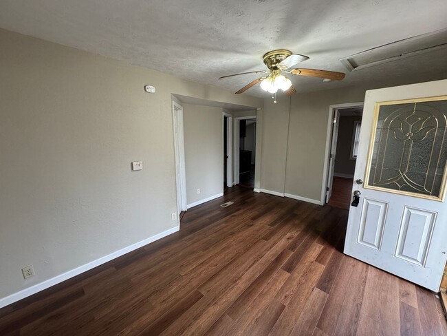 Building Photo - Charming 2-Bedroom Home with Central Air a...