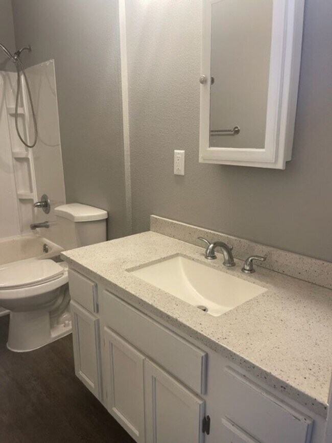 Building Photo - 3330 S Euclid St