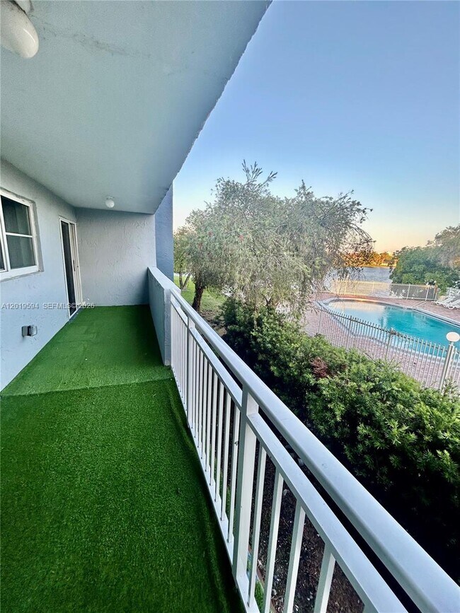 Building Photo - 9375 Fontainebleau Blvd