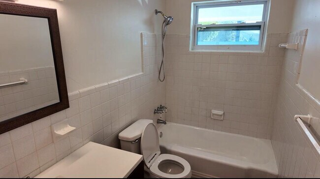 Building Photo - 600 NW 38th Ct