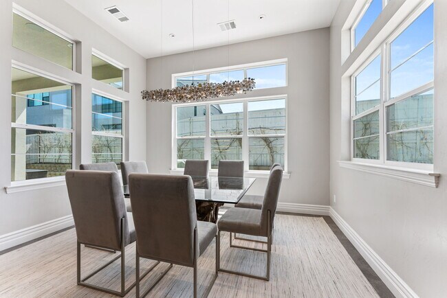 Building Photo - 724 W Pleasant Oak Trl