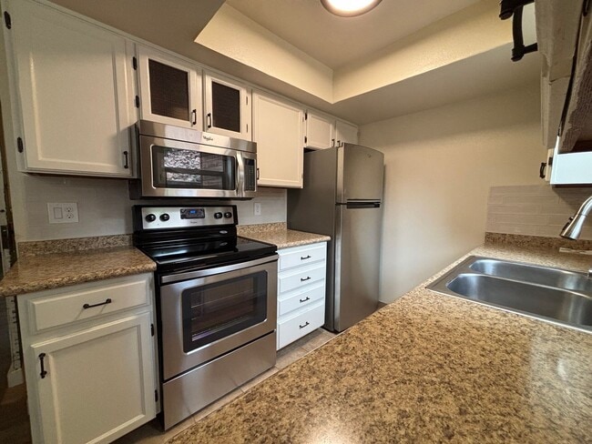 Building Photo - 2 Bed 1 Bath Condo Available Now!  MileSto...