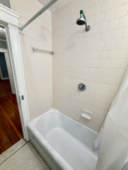 Building Photo - 116 Riverway