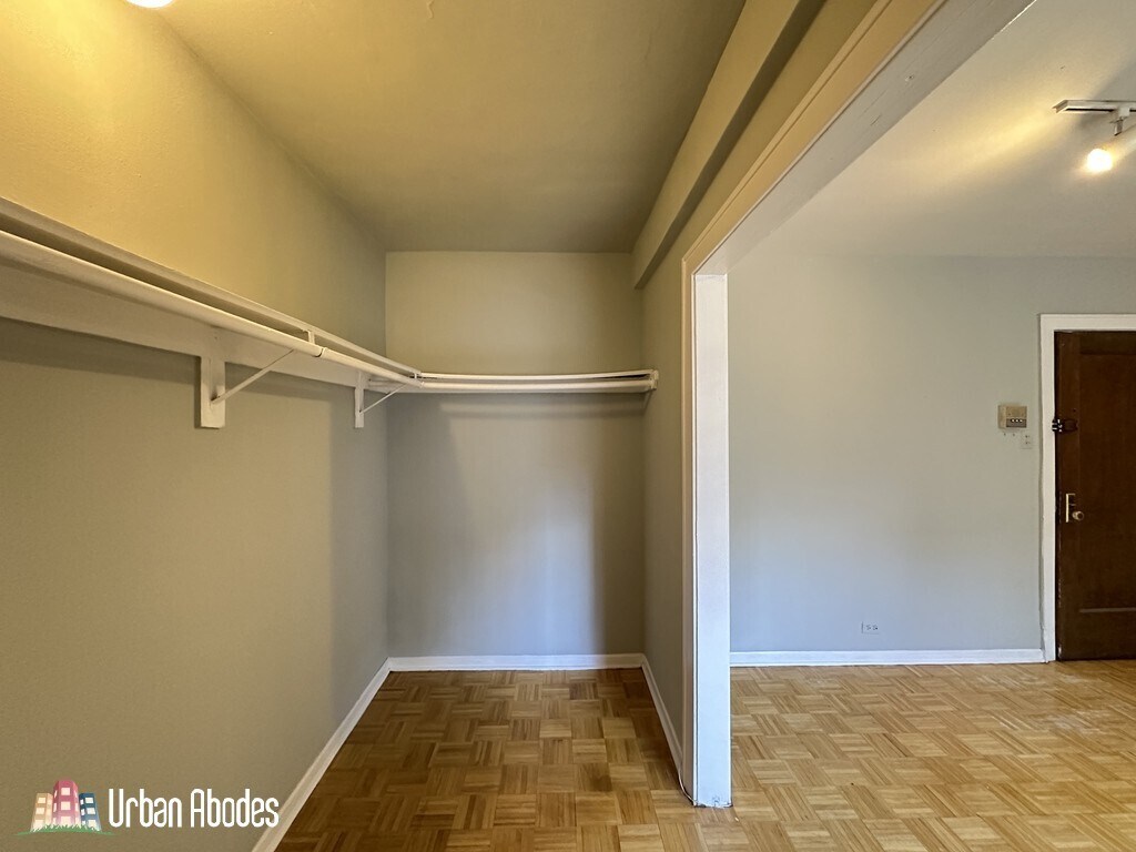 Building Photo - 727 W Belmont Ave