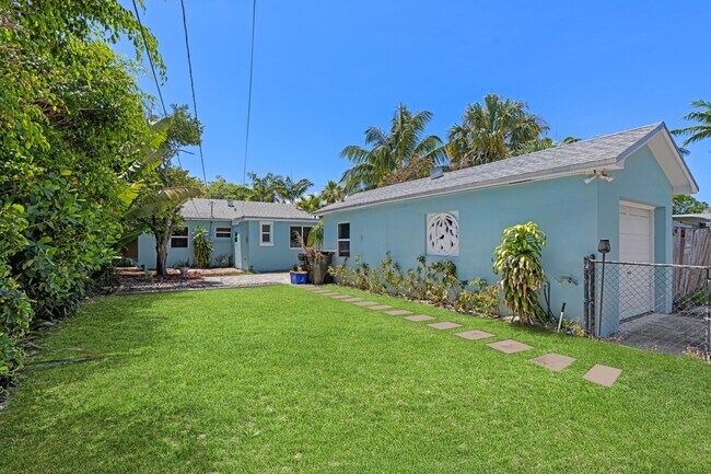 Building Photo - 1120 N Palmway