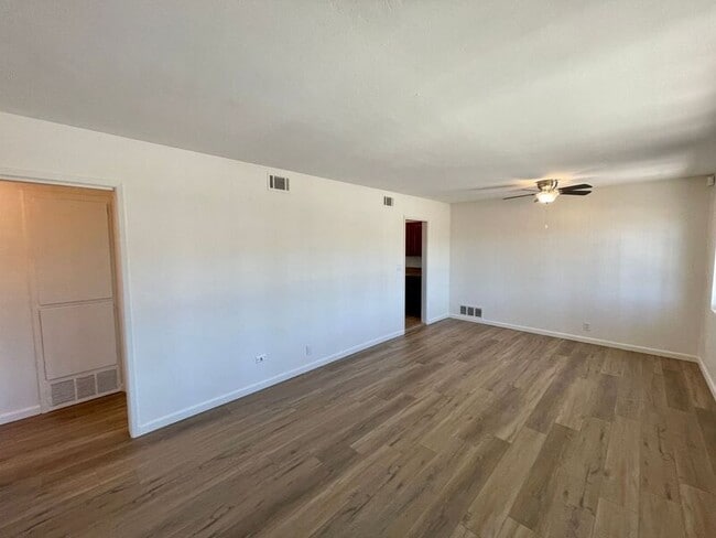 Building Photo - 839 N Midway Dr
