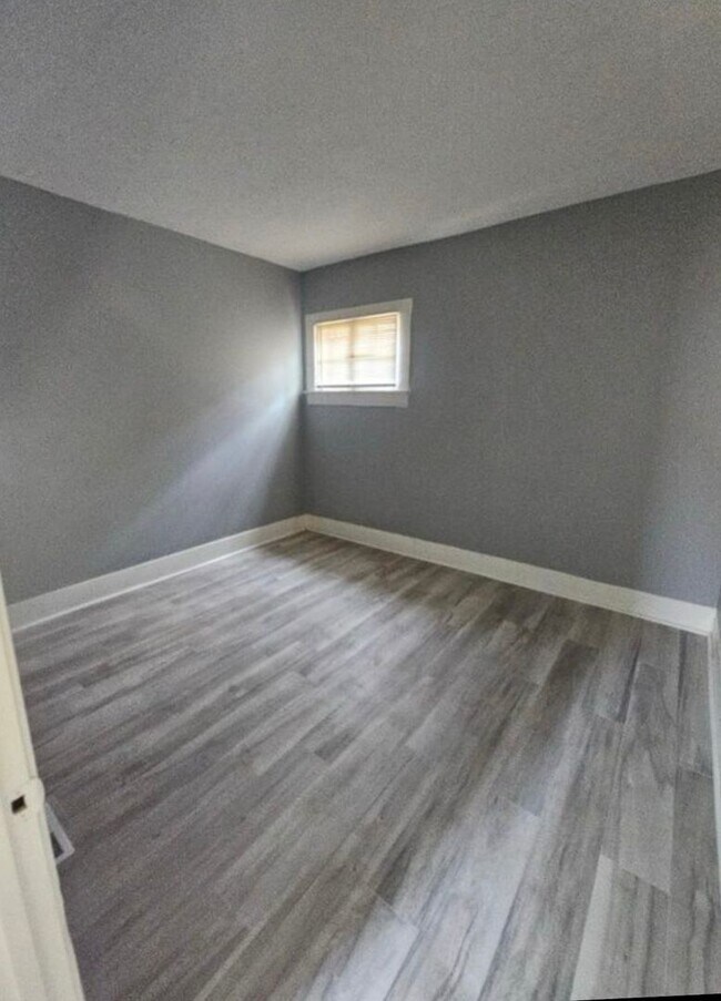 Building Photo - Updated 3BR house in West Louisville-Section 8 Accepted! **$400 off your first months rent**