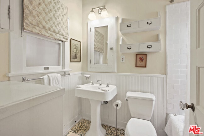 Building Photo - 617 N Plymouth Blvd