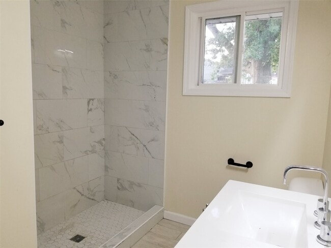 Building Photo - 2845 W 31st St