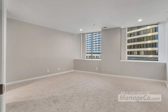 Building Photo - Chic 1BR/1.5BA Condo w/ Unbeatable Downtow...