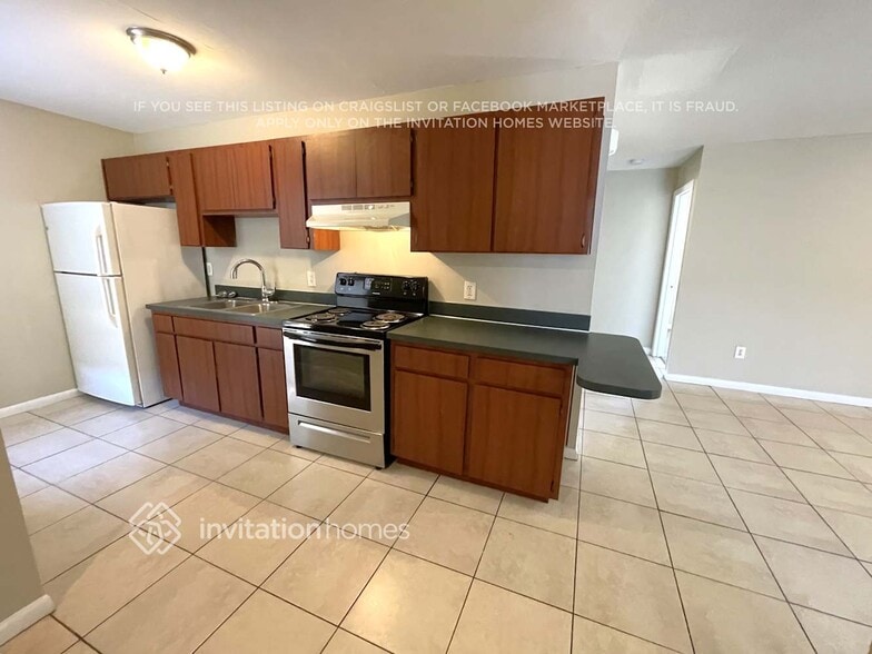 Building Photo - 5108 E Holland Ave