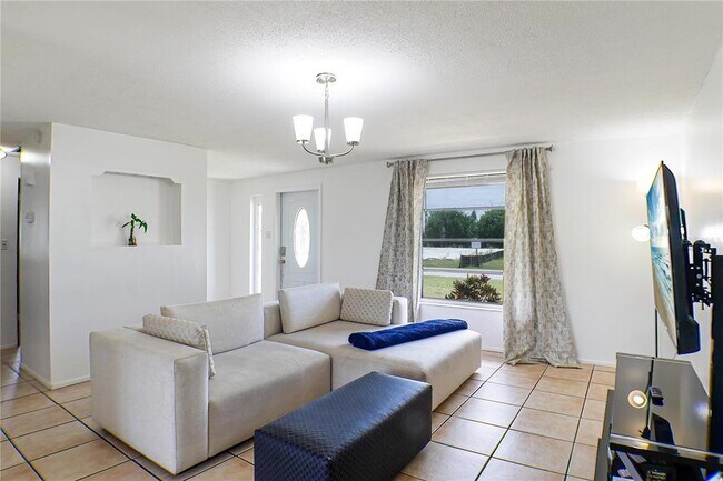 Building Photo - 644 Bonita Ct