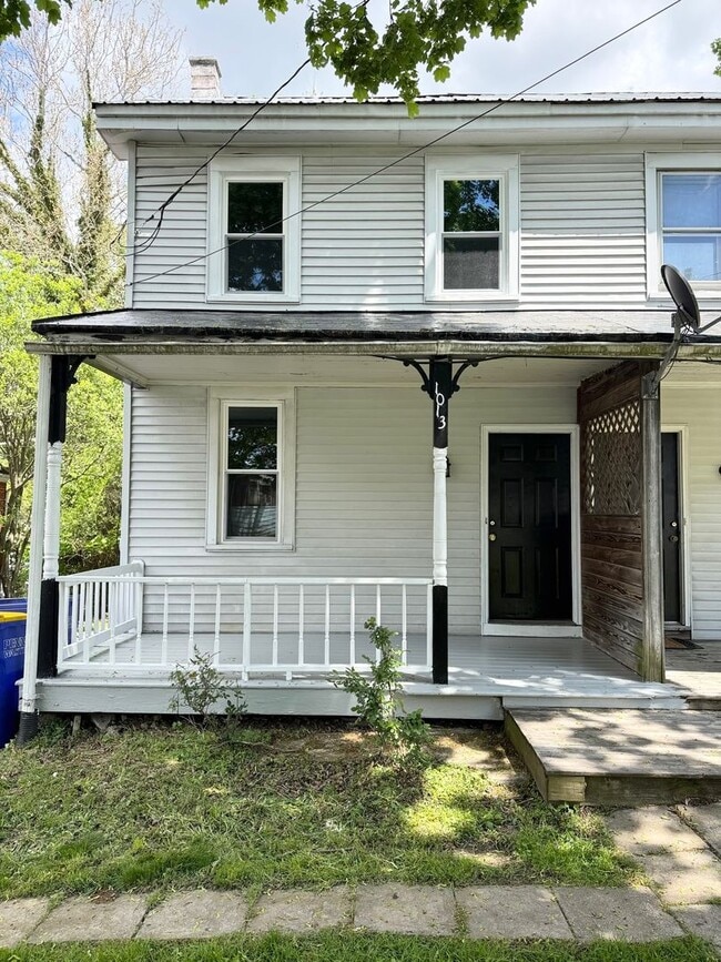 Building Photo - 2 Bedroom Semi-Detached Home