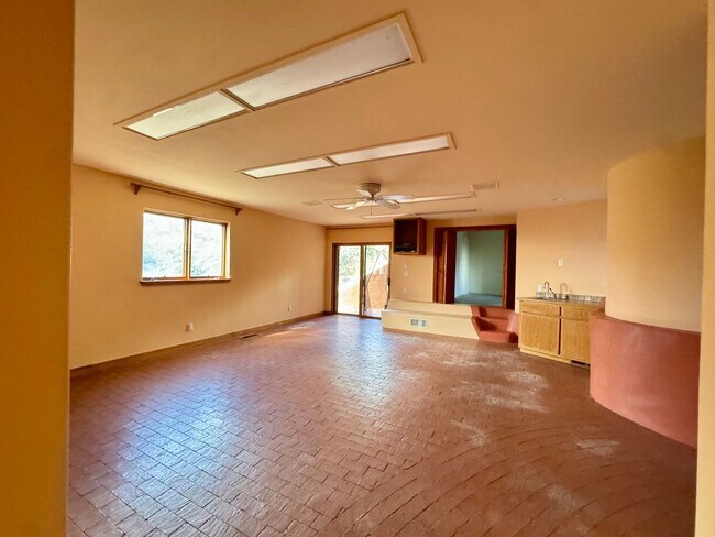 Building Photo - Sandia Heights Gem