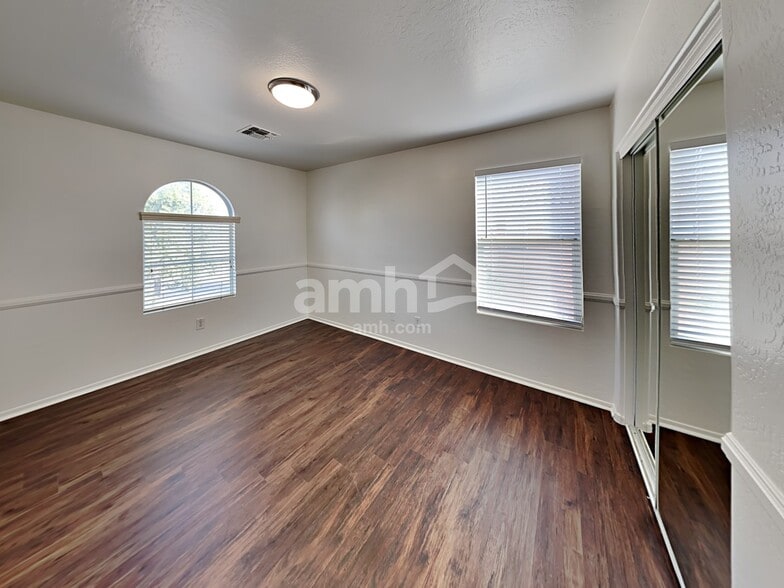 Building Photo - 5156 W Fulton St