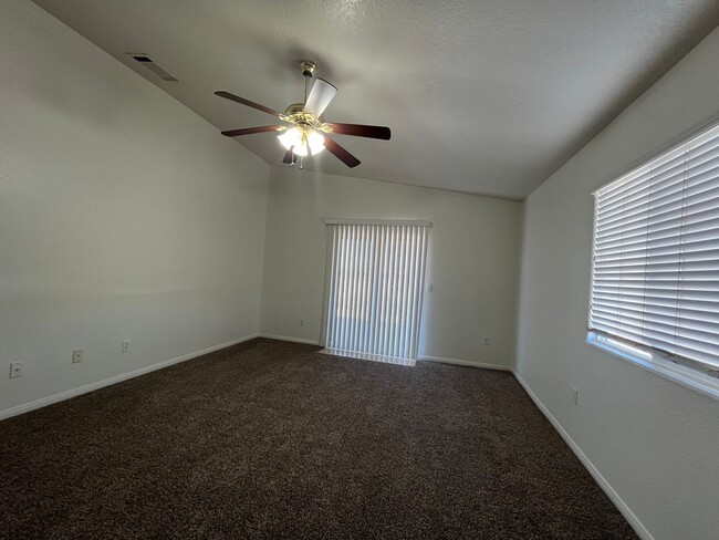 Building Photo - 3 bedroom 2 bath Apple Valley Home Availab...