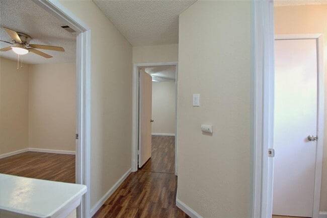 Building Photo - 1015 E Yager Ln
