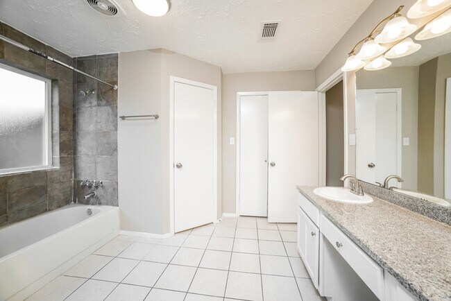 Building Photo - Beautiful 3-Bedroom Home in Houston, TX
