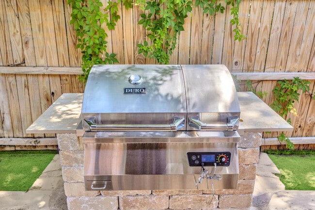 Building Photo - 10755 Clara Ln