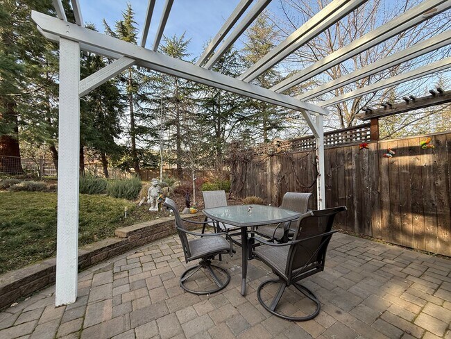 Building Photo - One bedroom/One Bath Apartment with outdoor space on quiet flag lot!  Available Now