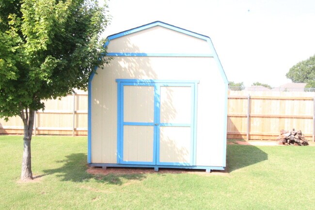 Building Photo - 620 Eastview Dr