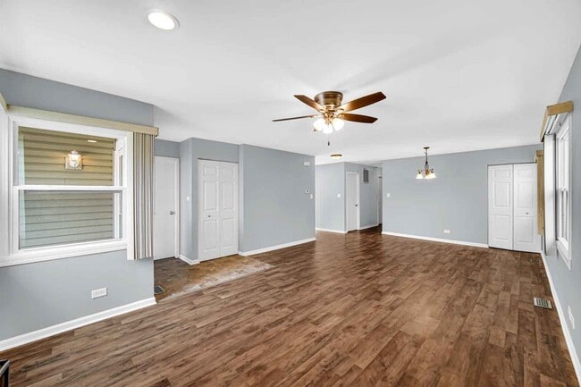 Building Photo - 9215 Fox Ct