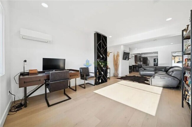Building Photo - 1308 Goettmann St