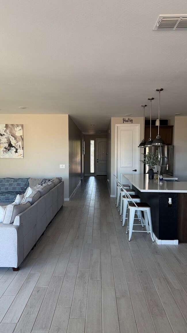 Building Photo - 40586 W Crane Dr