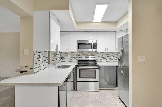 Building Photo - 916 NE 18th St