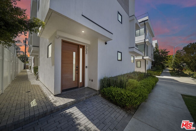 Building Photo - 733 N Gramercy Pl