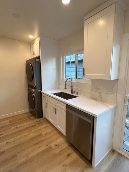 Building Photo - 2513 Hermosa Ave