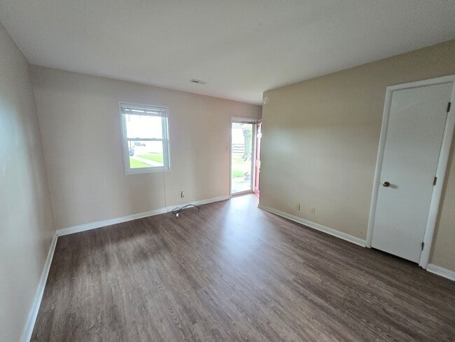 Building Photo - Fantastic 2 Bedrooms, 1.5 Baths, Townhouse, Close to St. Matthews and Bowman Field!