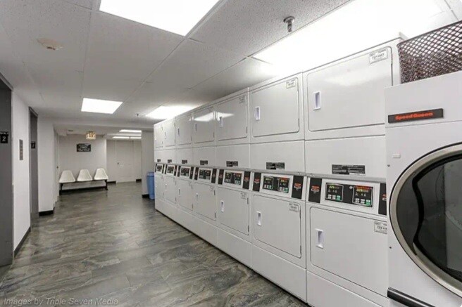 Building Photo - 1212 N La Salle Dr