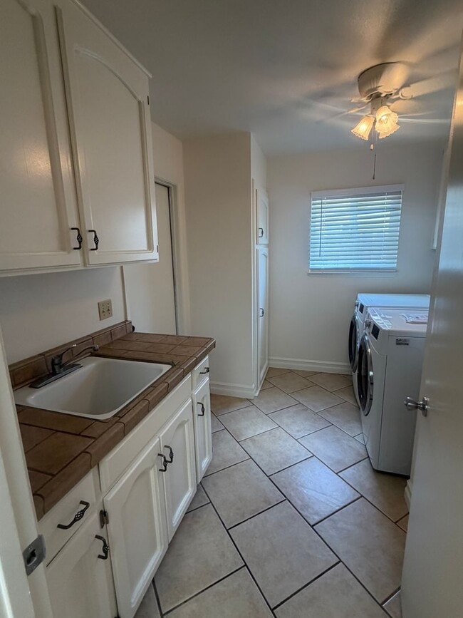 Building Photo - Charming 3 bedroom 2 bathroom home located in Hanford