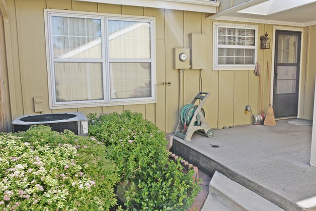 Building Photo - Town Home