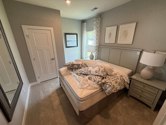 Building Photo - Never loved in Model Homes