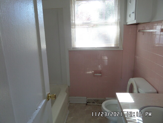 Building Photo - 2124 Ravendale St