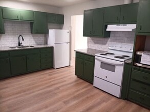 Building Photo - Charming 2-bedroom, 1-bathroom! Showings available!