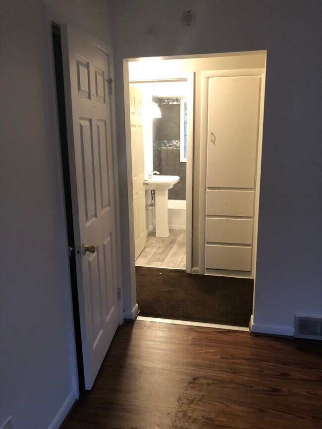 Building Photo - 1096 Silvercrest Ave